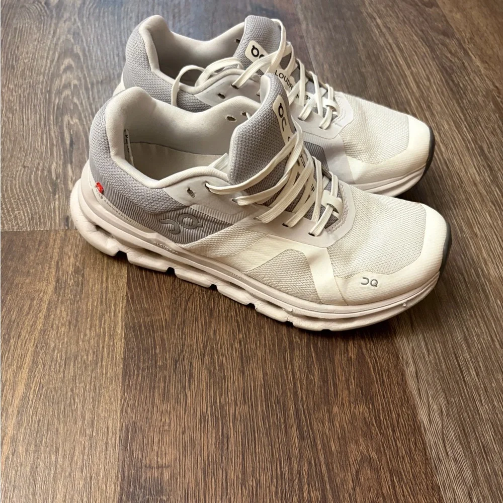 On Running Classic White Lace-Up Shoes - Picture 4 of 7